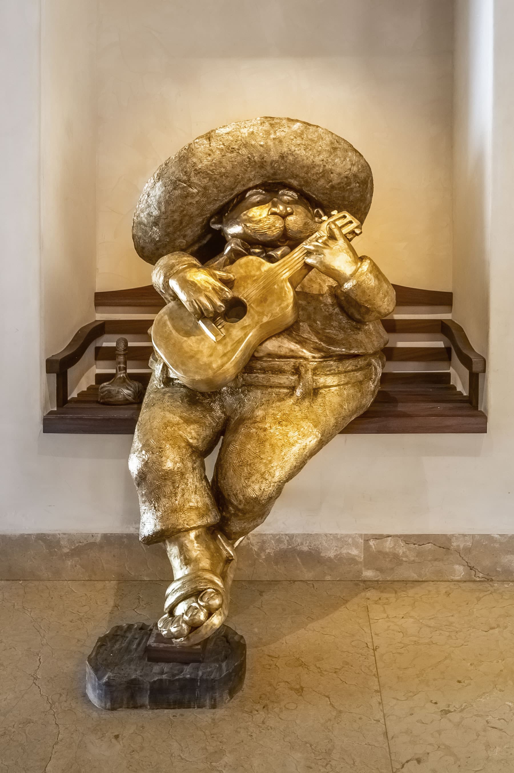 Villa Nilpi Mexican Guitar Statue